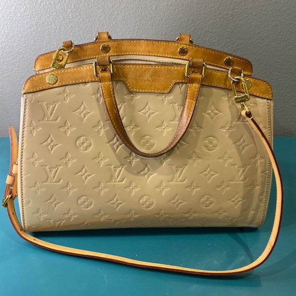 Louis Vuitton Handbags - Louis Vuitton Vernis Nude Patent Brea MM w/ detachable strap EUC